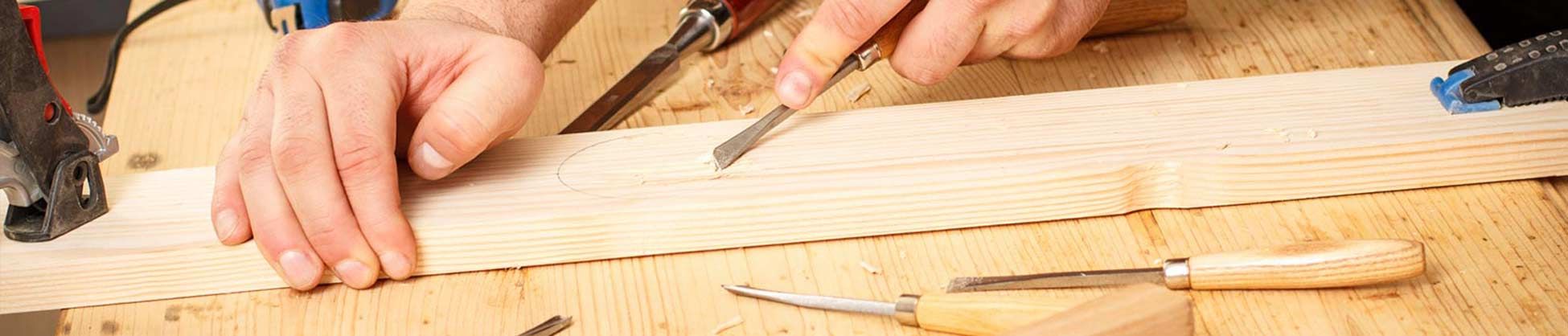 Carpintería de Madera Minaya persona trabajando madera